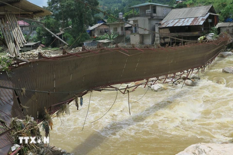 Cây cầu Bản Dền, xã Bản Hồ, huyện Sa Pa đã bị hư hỏng nặng sau trận lũ lớn. (Ảnh: Hương Thu/TTXVN)