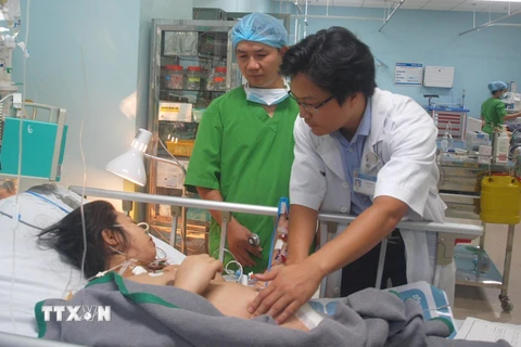 Sản phụ Trịnh Thị Mỵ Thúy đang được theo dõi, điều trị tại Bệnh viện Đa khoa Đồng Nai. (Ảnh: Lê Xuân/TTXVN)