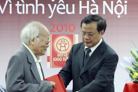 Ông Phạm Quang Nghị-Bí thư Thành uỷ Hà Nội trao giải "Bùi Xuân Phái-Vì tình yêu Hà Nội" năm 2010 cho nhà văn Tô Hoài. (Ảnh: Nhật Anh/TTXVN)