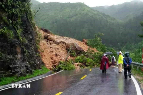 Khoảng 6.000m3 bất ngờ sạt từ taluy dương xuống đường đã gây chia cắt tỉnh Lai Châu với tỉnh Lào Cai. (Ảnh: TTXVN)