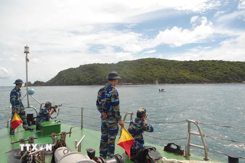 Cảnh sát biển huấn luyện bắn đạn thật trên biển. (Ảnh: Huỳnh Thế Anh/TTXVN)