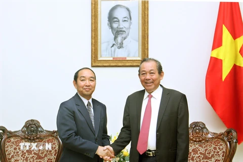 Phó Thủ tướng Thường trực Chính phủ Trương Hòa Bình tiếp Chánh án Tòa án nhân dân tối cao Lào Khampha Sengdara. (Ảnh: Nguyễn Dân/TTXVN)