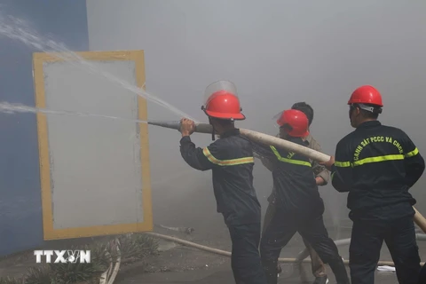 Lực lượng cứu hỏa khẩn trương dập lửa. (Ảnh: Trịnh Duy Hưng/TTXVN)