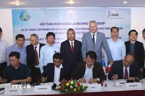 Đại diện ngành nông nghiệp 4 nước Tiểu vùng sông Mekong ký kết hợp tác thực hiện dự án. (Ảnh: Vũ Sinh/TTXVN)