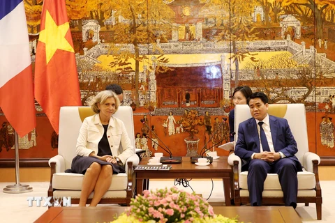 Chủ tịch UBND thành phố Hà Nội Nguyễn Đức Chung với Chủ tịch Hội đồng vùng Ile-de-France Valerie Pecresse. (Ảnh: Lâm Khánh/TTXVN)