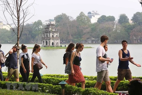 Khách du lịch nước ngoài tham quan hồ Hoàn Kiếm. (Ảnh: Thành Đạt/TTXVN)