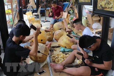 Không gian trưng bày, giới thiệu sản phẩm làng nghề làm mõ của Thừa Thiên-Huế. (Ảnh: Hồ Cầu/TTXVN) 