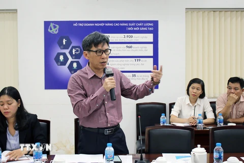 Giám đốc Sở Khoa học và Công nghệ Thành phồ Hồ Chí Minh Nguyễn Việt Dũng trao đổi các nội dung định hướng xây dựng Trung tâm. (Ảnh: Tiến Lực/TTXVN)
