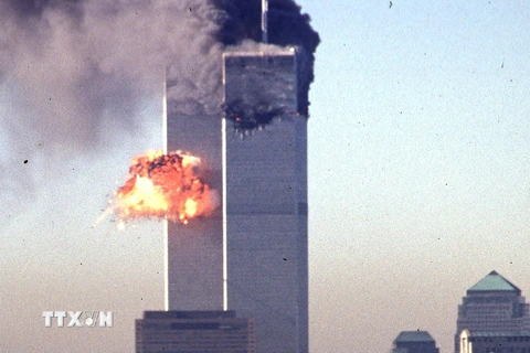 Khói lửa bốc lên từ một trong hai tòa tháp đôi của Trung tâm Thương mại thế giới sau khi bị tấn công khủng bố bằng máy bay ở New York, Mỹ ngày 11/9/2001. (Ảnh: AFP/TTXVN)