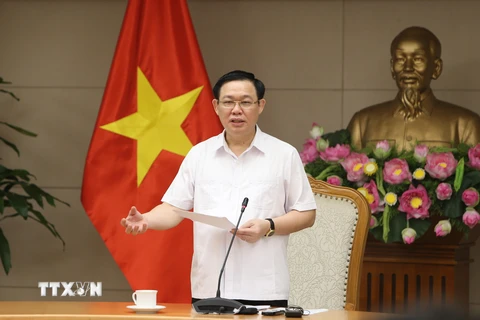 Phó Thủ tướng Vương Đình Huệ chủ trì cuộc họp. (Ảnh: Dương Giang/TTXVN)