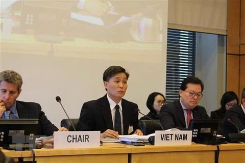 Thứ trưởng Bộ Tư pháp Nguyễn Khánh Ngọc (giữa) tại Geneva, Thụy Sĩ. (Ảnh: Hoàng Hoa/TTXVN)