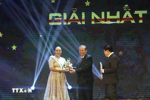 Phó Thủ tướng Thường trực Trương Hòa Bình trao giải Nhất cho thí sinh Rosario Ninih Chamini Bianis đến từ Malaysia. (Ảnh: Đức Hiếu/TTXVN)