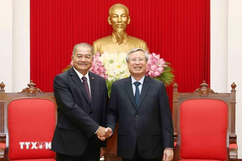 Thường trực Ban Bí thư Trần Quốc Vượng tiếp ông Kikeo Khaykham Phithoune, Trưởng Ban Tuyên huấn Trung ương Đảng Nhân dân cách mạng Lào. (Ảnh: Phương Hoa/TTXVN)