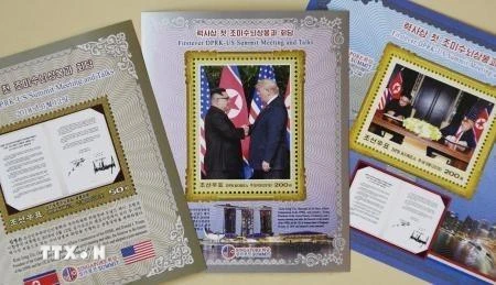 Bộ tem kỷ niệm cuộc gặp thượng đỉnh Mỹ-Triều Tiên lần đầu tiên được bán tại thủ đô Bình Nhưỡng,Triều Tiên ngày 28/7. (Ảnh: Kyodo/TTXVN)