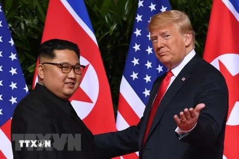 Bộ tem kỷ niệm cuộc gặp thượng đỉnh Mỹ-Triều Tiên lần đầu tiên được bán tại thủ đô Bình Nhưỡng,Triều Tiên ngày 28/7. (Ảnh: Kyodo/TTXVN)