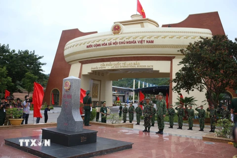 Lễ chào cột mốc và chứng kiến tuần tra chung tại khu vực cột mốc Quốc giới 605 thuộc khu vực biên giới Việt Nam-Lào. (Ảnh: Thanh Thủy/TTXVN)