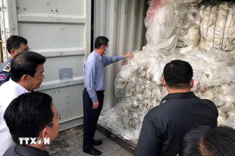 Kiểm tra các container rác thải nhựa bất hợp pháp tại cảng ở Sihanoukville, Campuchia. (Ảnh:TTXVN)