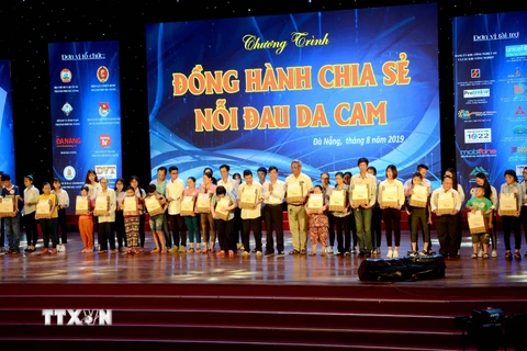 Ban tổ chức Chương trình trao 21 suất quà cho các nạn nhân chất độc da cam/dioxin có hoàn cảnh đặc biệt khó khăn tại thành phố Đà Nẵng. (Ảnh: Quốc Dũng/TTXVN)