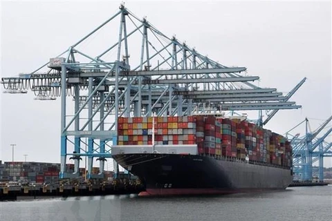 Hàng hóa được xếp dỡ tại cảng ở Long Beach, California, Mỹ, ngày 14/5/2019. (Ảnh: AFP/ TTXVN)