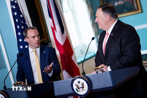 Ngoại trưởng Mỹ Mike Pompeo (phải) và Ngoại trưởng Anh Dominic Raab trong cuộc họp báo chung tại Washington, DC, Mỹ, ngày 7/8/2019. (Nguồn: AFP/TTXVN)