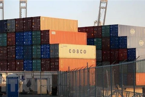 Hàng hóa Trung Quốc được xếp tại cảng Long Beach, Los Angeles, Mỹ. (Nguồn: THX/TTXVN)
