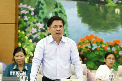 Bộ trưởng Bộ Giao thông Vận tải Nguyễn Văn Thể trả lời các câu hỏi của đại biểu nêu. (Ảnh: Văn Điệp/TTXVN)