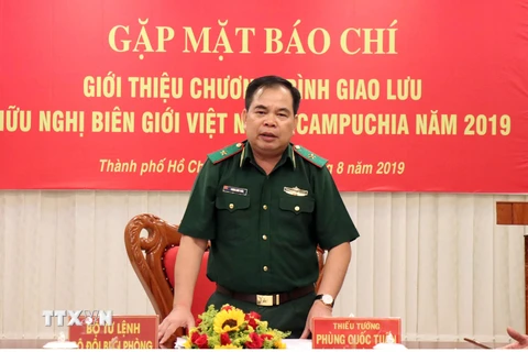 Thiếu tướng Phùng Quốc Tuấn, Phó Chính ủy Bộ đội Biên phòng giới thiệu chương trình Giao lưu hữu nghị biên giới Việt Nam-Campuchia 2019. (Ảnh: Xuân Khu/TTXVN)