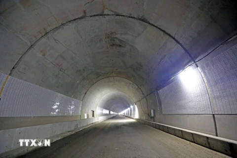Công trình hầm Hải Vân được mở rộng từ hầm lánh nạn với quy mô 4 làn xe và mở rộng cầu, đường dẫn quy mô 4 làn xe, dự kiến sẽ thông xe vào quý 4/2020. (Ảnh: Huy Hùng/TTXVN)