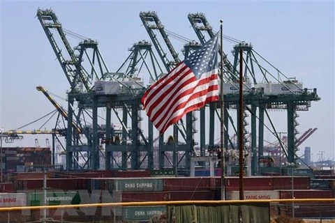 Container hàng hóa được xếp dỡ tại cảng Long Beach, Los Angeles, Mỹ. (Ảnh: AFP/TTXVN)