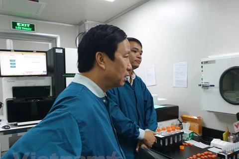 Giáo sư Nguyễn Thanh Liêm trong phòng nghiên cứu về gene. (Ảnh: T.G/Vietnam+)