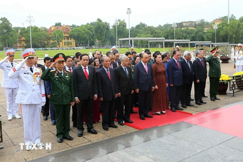 Lãnh đạo Đảng và Nhà nước vào Lăng viếng Chủ tịch Hồ Chí Minh. (Ảnh: Doãn Tấn/TTXVN)