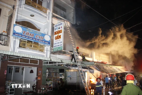 Hiện trường vụ cháy tại chợ đầu mối phường 7, thành phố Cà Mau. (Ảnh: Thế Anh/TTXVN)