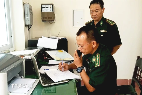 Thượng úy Dương Văn Hòa, Nhân viên báo vụ Đồn Biên phòng cửa khẩu Cảng Gianh liên lạc với tàu QB91124TS. (Ảnh: Võ Dung/TTXVN)