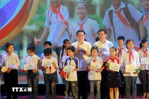 Phó Thủ tướng Vương Đình Huệ và Bí thư Tỉnh ủy Thái Bình Nguyễn Hồng Diên trao quà cho các em học sinh tại Thái Bình trong chương trình Gala. (Ảnh: Thế Duyệt/TTXVN)