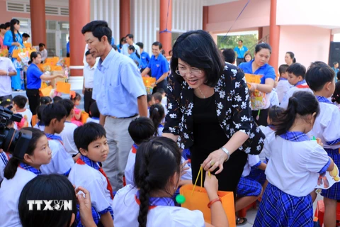  Phó Chủ tịch nước Đặng Thị Ngọc Thịnh trao quà Trung thu cho các em thiếu nhi. (Ảnh: Phạm Minh Tuấn/TTXVN)