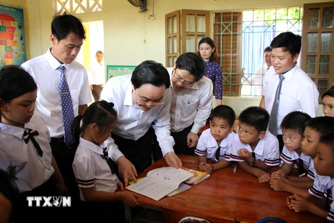 Bộ trưởng Phùng Xuân Nhạ với thầy trò Trường tiểu học Tân Hóa, huyện Minh Hóa, tỉnh Quảng Bình. (Ảnh: Văn Tý/TTXVN)
