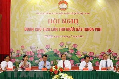 Đoàn Chủ tịch hội nghị của Ủy ban Trung ương Mặt trận Tổ quốc Việt Nam tại hội nghị lần thứ 17, khóa VIII. (Ảnh: Nguyễn Dân/TTXVN)