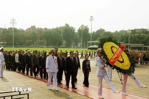 Đoàn đại biểu dự Đại hội đại biểu toàn quốc Mặt trận Tổ quốc Việt Nam lần thứ IX đến đặt vòng hoa và vào Lăng viếng Chủ tịch Hồ Chí Minh. (Ảnh: Nguyễn Dân/TTXVN)