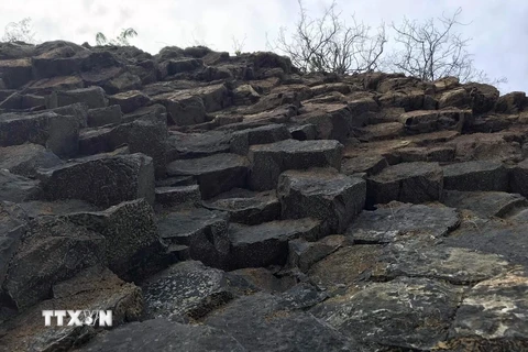 Các khối đá mới phát lộ có hình thù vuông vức giống như ở Gành Đá Đĩa. (Ảnh: Xuân Triệu/TTXVN)