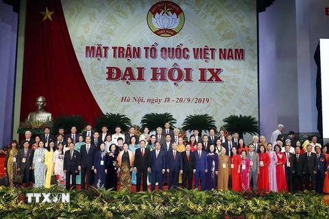 Thủ tướng Nguyễn Xuân Phúc, Chủ tịch Quốc hội Nguyễn Thị Kim Ngân cùng các đồng chí lãnh đạo Đảng Nhà nước với các đại biểu dự lễ khai mạc. (Nguồn: TTXVN)