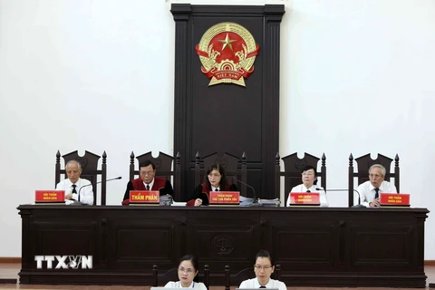 Hội đồng xét xử tại phiên tòa. (Ảnh: Văn Điệp/TTXVN)