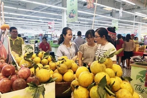 Nhiều đặc sản của các tỉnh, thành phía Bắc được quảng bá, giới thiệu vào siêu thị ở Thành phố Hồ Chí Minh. (Ảnh: Mỹ Phương/TTXVN)
