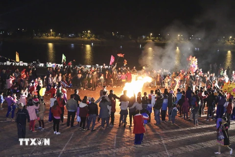 Vòng xòe của người dân tộc Thái ở Mường Lay mỗi dịp lễ hội. (Ảnh: Xuân Tư/TTXVN)