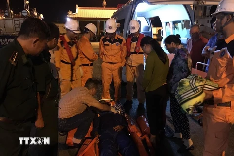 Bác sỹ kiểm tra sức khỏe của ngư dân Đặng Văn Luyến (sinh năm 1980, quê quán Kiên Giang) bị tai nạn lao động khi đang hành nghề biển trên tàu cá TG 92628 TS trước khi đưa vào bệnh viện cấp cứu. (Ảnh Ngọc Sơn/TTXVN)