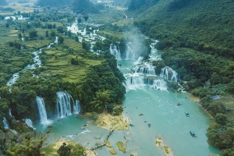 Thác Bản Giốc được đánh giá là thác nước đẹp nổi tiếng của Việt Nam và thế giới. Đây là điểm du lịch tiêu biểu mang tính biểu tượng của tỉnh Cao Bằng có nhiều tiềm năng phát triển, thu hút khách du lịch trong lai. (Ảnh: Trọng Đạt/TTXVN) 