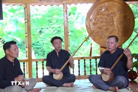 Ông Hoàng Văn Thành, xã Xuân Lai (Yên Bình, Yên Bái) cùng các nghệ nhân trong Câu lạc bộ văn hóa dân gian. (Ảnh: Đức Tưởng/TTXVN)