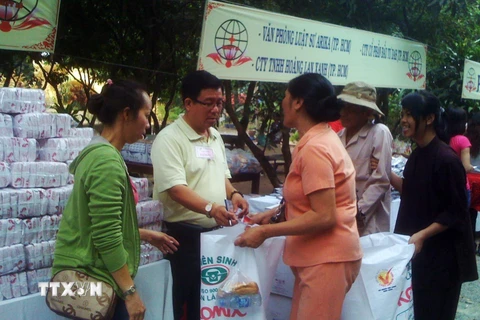 Anh Đỗ Thanh Hải trong một buổi tặng quà từ thiện cho người nghèo tại Bà Rịa-Vũng Tàu. (Ảnh: TTXVN)