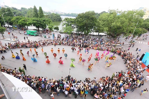Các đoàn tham gia trình diễn tại Lễ hội đường phố Tinh hoa Hà Nội - Hội tụ và tỏa sáng. (Ảnh: Quang Quyết/TTXVN)