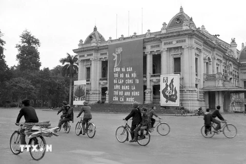 Đường phố Hà Nội trong những ngày giặc Mỹ đánh phá ác liệt, cuối tháng 12/1972. (Ảnh: Tư liệu TTXVN)