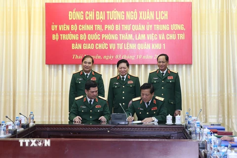 Đại tướng Ngô Xuân Lịch chứng kiến Lễ ký biên bản bàn giao Tư lệnh Quân khu 1. (Ảnh: TTXVN)